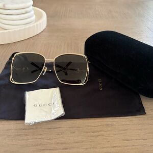 Gucci Women's Sunglasses with Gold Frame